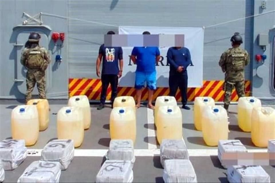 La Marina también aseguró 18 bidones con hidrocarburo.