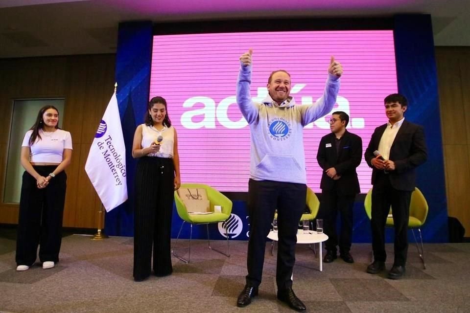 Santiago Taboada comentó en la reunión con estudiantes que votó a favor del matrimonio igualitario.