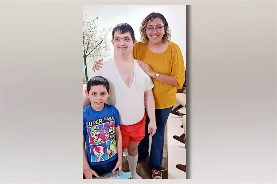 Edgar Roel (en medio), Ana Herrera y Joaquín, hijo de la maestra.