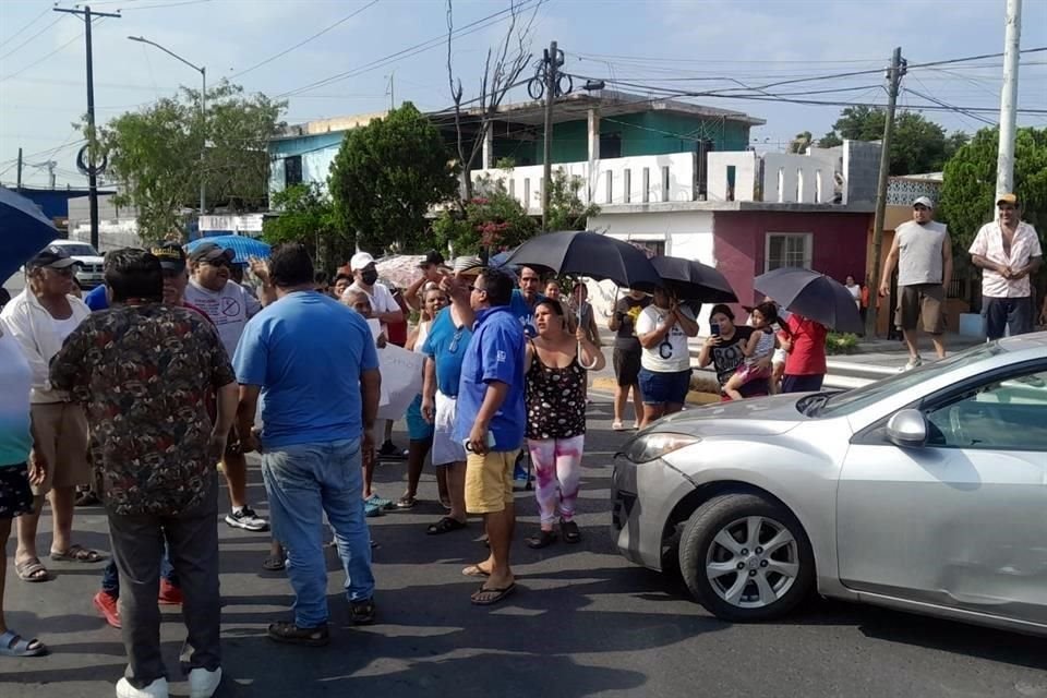 La protesta estalló poco después de las 15:30 horas en los carriles de oriente a poniente, antes de llegar al cruce con la Avenida Diego Díaz de Berlanga.