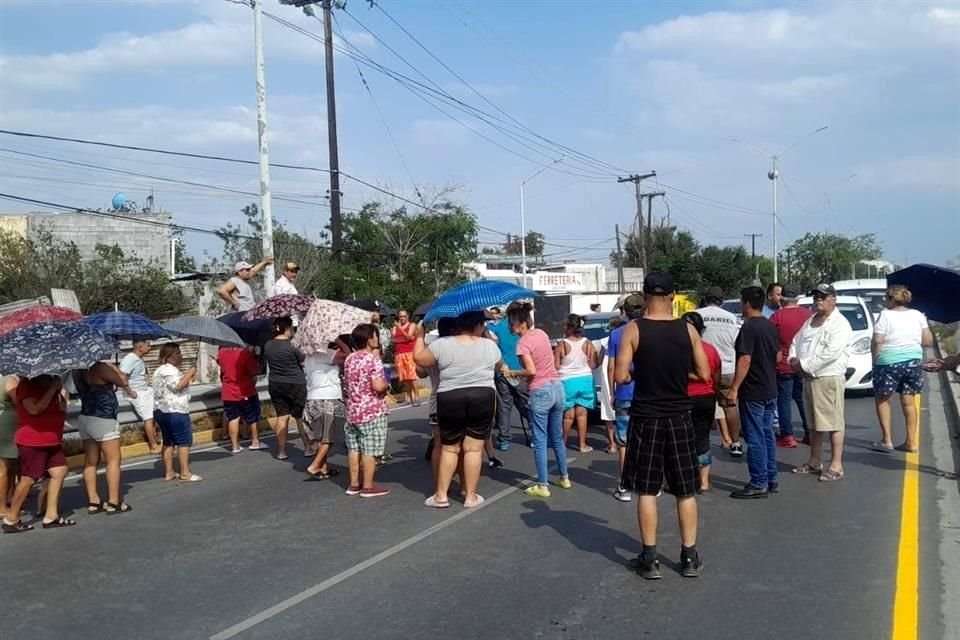 La protesta estalló poco después de las 15:30 horas en los carriles de oriente a poniente, antes de llegar al cruce con la Avenida Diego Díaz de Berlanga.