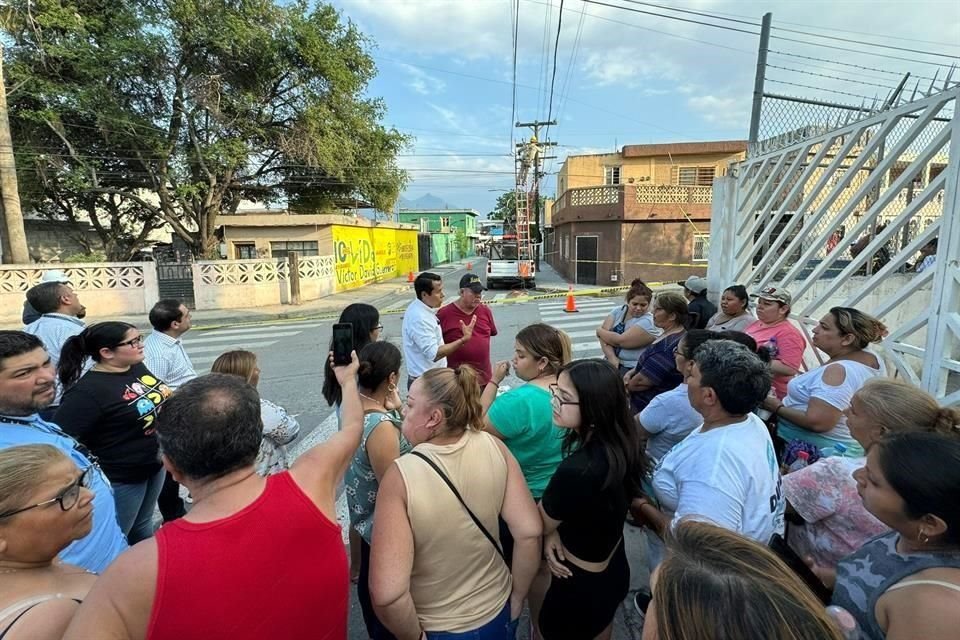 El Alcalde Daniel Carrillo acudió al sitio de la protesta para dialogar con los manifestantes.