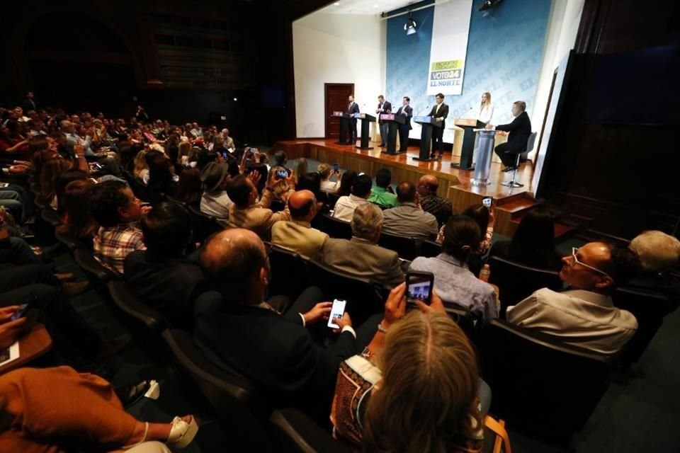 En el Encuentro, los Consejeros Editoriales de EL NORTE calificaron en su celular cada participación de los candidatos a la Alcaldía de Monterrey