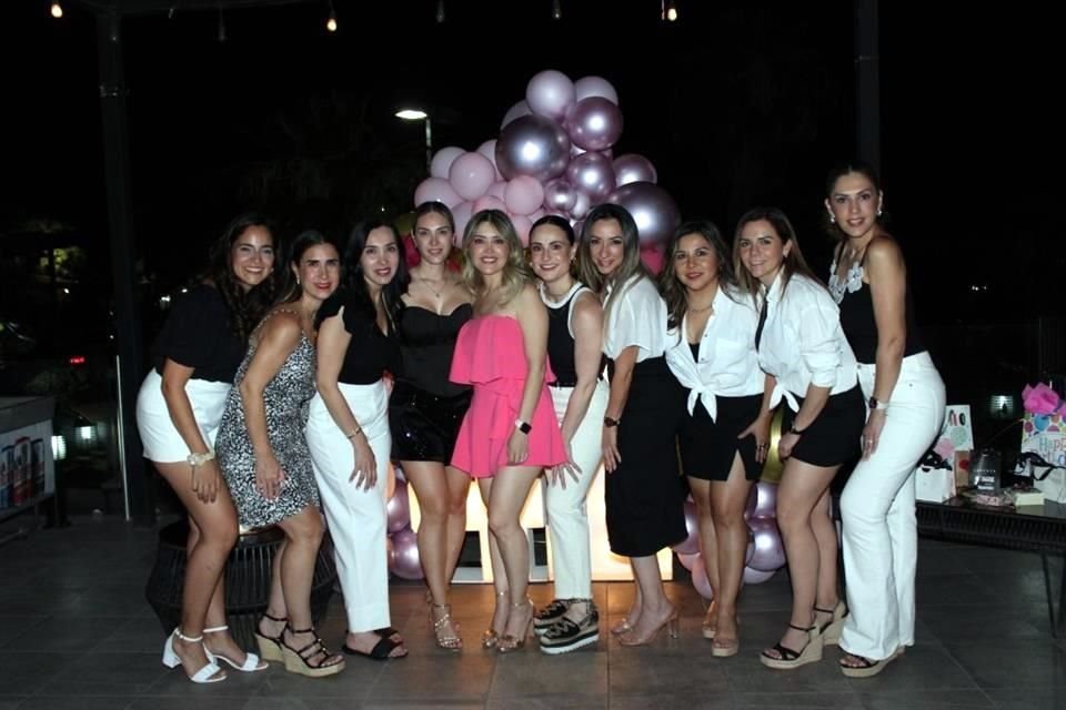 Carolina Aldape, Yoyis Decanini, Mary Magaña, Sally Acuña, Perly Rivera, Lily Castillo, Lydia Alvidrez, Nancy Marmolejo, Adriana Vélez y Nelly Alanis