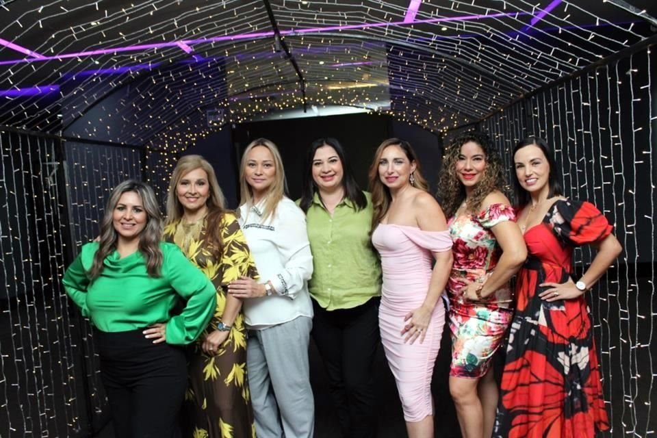 Gaby Contreras, Teté Aguilera, Gaby Morales, Nora Banda, Denis Chapa, Adry García y Maye Flores