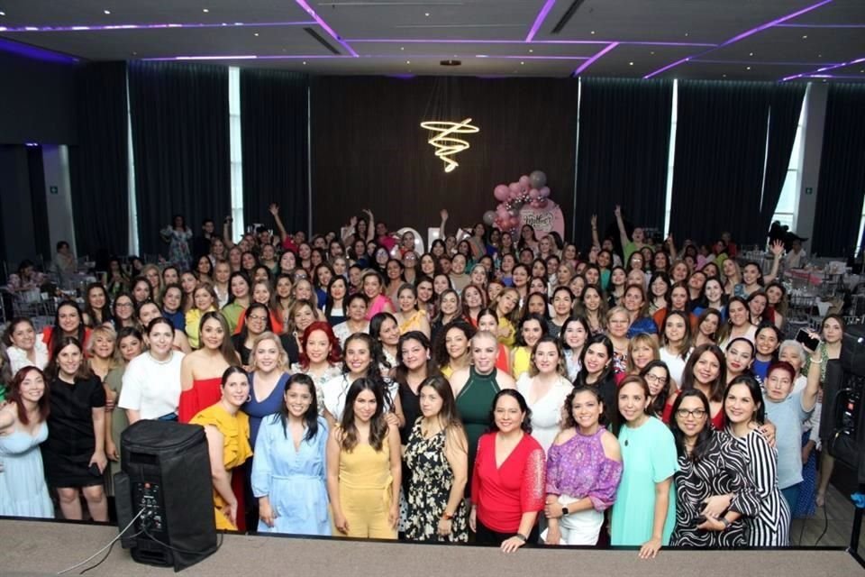 Mamás del Colegio Cambridge, Campus Cumbres, disfrutan del festejo por el 10 de mayo.