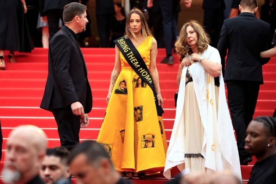 Una mujer con una bufanda que dice 'Tráelos a casa' llegó a la proyección de la película 'Furiosa'.