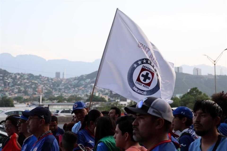 Más de 200 aficionados al Cruz Azul recibieron al equipo en Monterrey, para el duelo de ida de Semifinales ante Rayados.