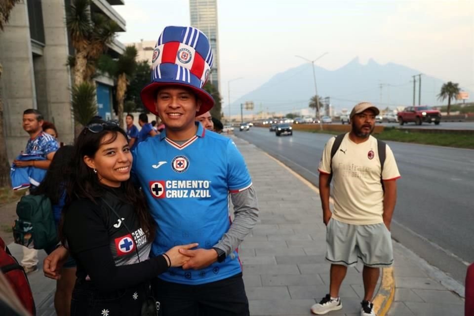 Más de 200 aficionados al Cruz Azul recibieron al equipo en Monterrey, para el duelo de ida de Semifinales ante Rayados.