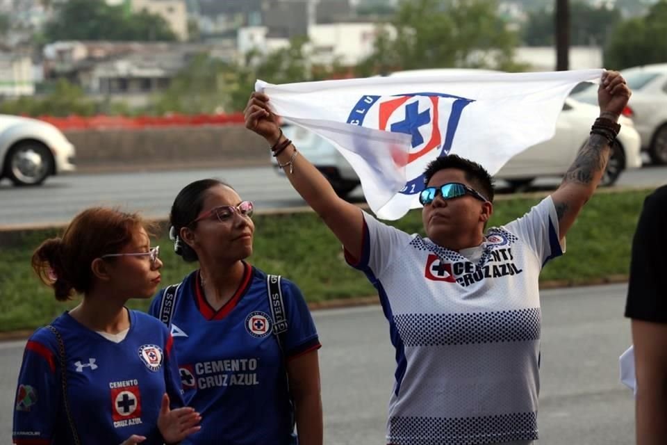Más de 200 aficionados al Cruz Azul recibieron al equipo en Monterrey, para el duelo de ida de Semifinales ante Rayados.