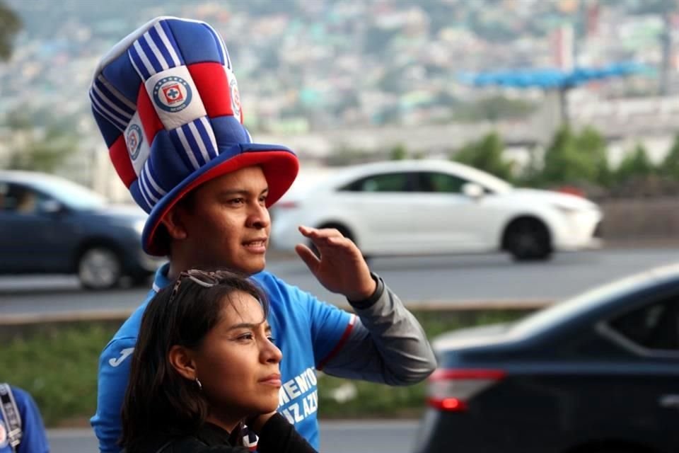 Más de 200 aficionados al Cruz Azul recibieron al equipo en Monterrey, para el duelo de ida de Semifinales ante Rayados.