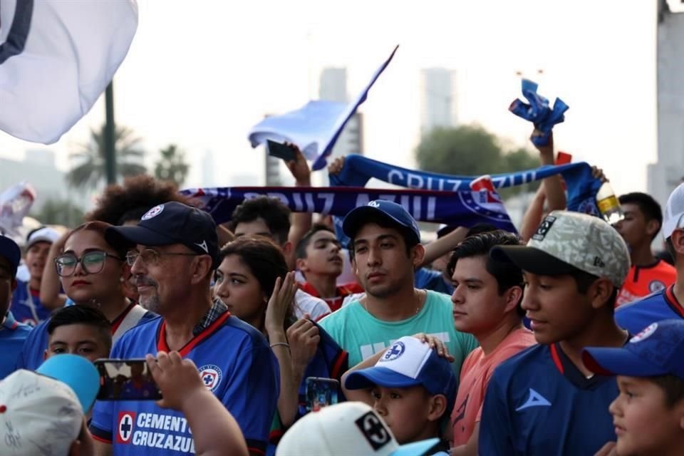 Más de 200 aficionados al Cruz Azul recibieron al equipo en Monterrey, para el duelo de ida de Semifinales ante Rayados.