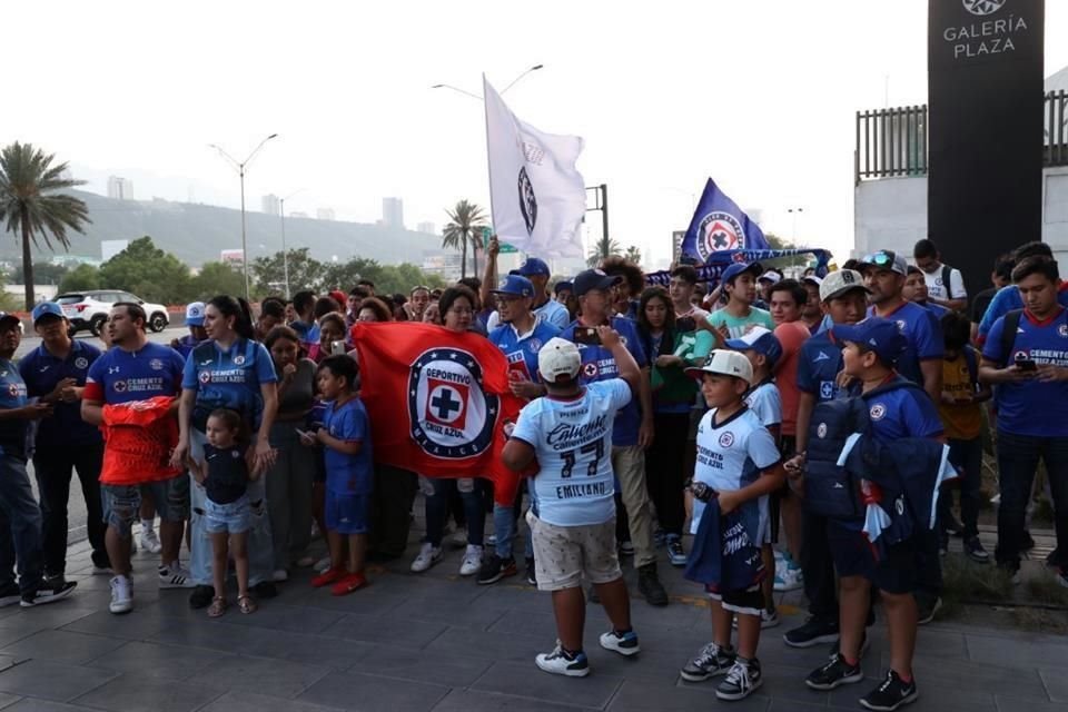 Más de 200 aficionados al Cruz Azul recibieron al equipo en Monterrey, para el duelo de ida de Semifinales ante Rayados.