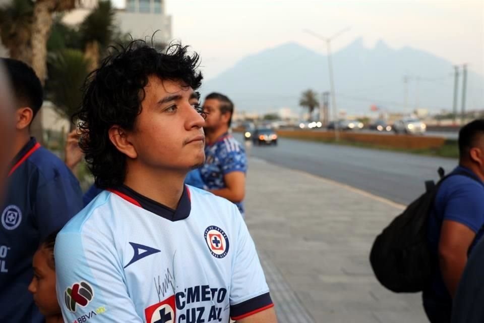 Más de 200 aficionados al Cruz Azul recibieron al equipo en Monterrey, para el duelo de ida de Semifinales ante Rayados.