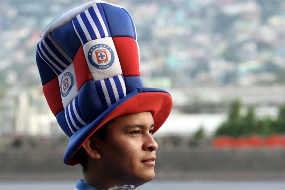 Más de 200 aficionados al Cruz Azul recibieron al equipo en Monterrey, para el duelo de ida de Semifinales ante Rayados.