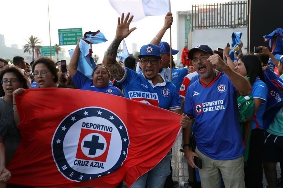 Más de 200 aficionados al Cruz Azul recibieron al equipo en Monterrey, para el duelo de ida de Semifinales ante Rayados.