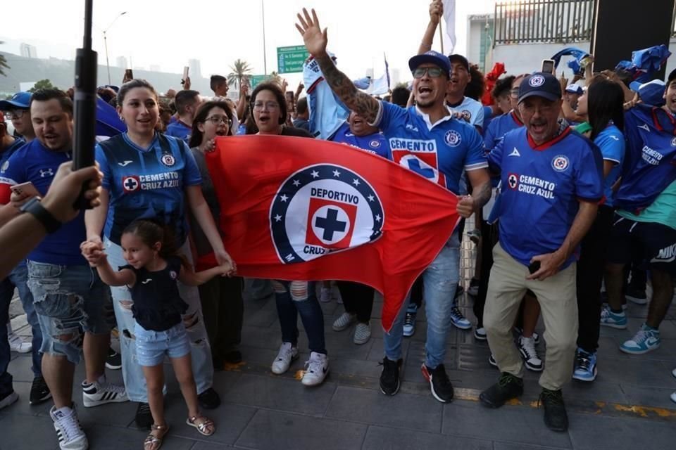 Más de 200 aficionados al Cruz Azul recibieron al equipo en Monterrey, para el duelo de ida de Semifinales ante Rayados.