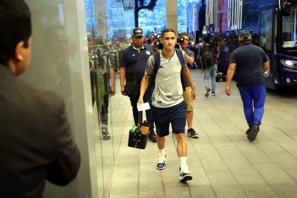 Más de 200 aficionados al Cruz Azul recibieron al equipo en Monterrey, para el duelo de ida de Semifinales ante Rayados.
