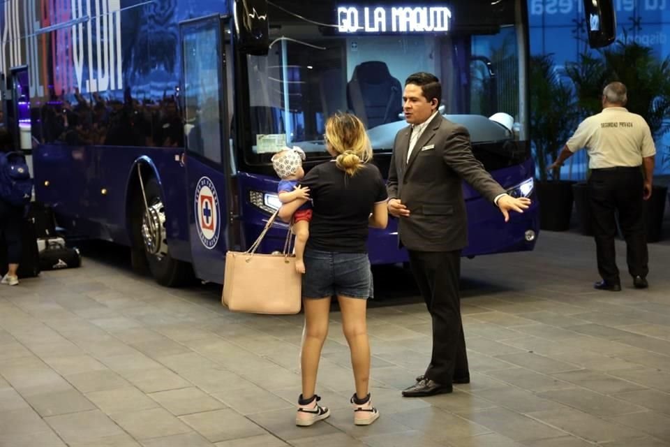 Más de 200 aficionados al Cruz Azul recibieron al equipo en Monterrey, para el duelo de ida de Semifinales ante Rayados.