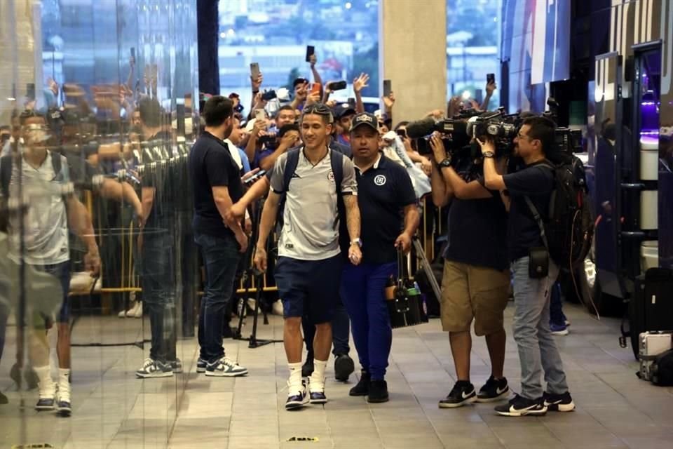 Más de 200 aficionados al Cruz Azul recibieron al equipo en Monterrey, para el duelo de ida de Semifinales ante Rayados.