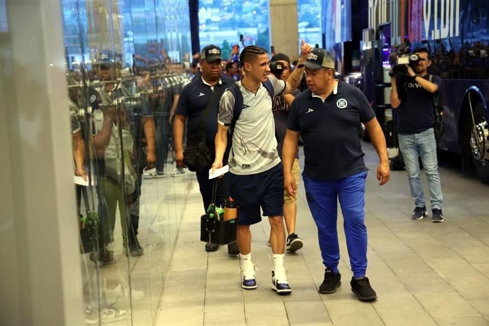 Más de 200 aficionados al Cruz Azul recibieron al equipo en Monterrey, para el duelo de ida de Semifinales ante Rayados.
