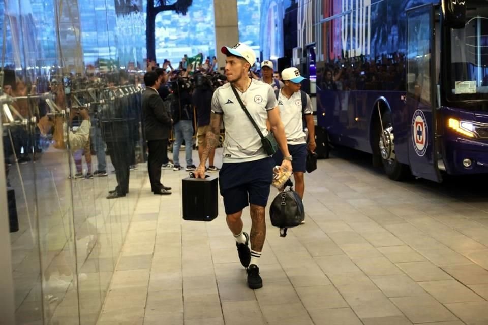 Más de 200 aficionados al Cruz Azul recibieron al equipo en Monterrey, para el duelo de ida de Semifinales ante Rayados.