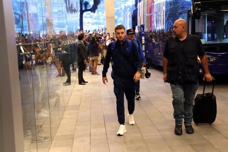 Más de 200 aficionados al Cruz Azul recibieron al equipo en Monterrey, para el duelo de ida de Semifinales ante Rayados.