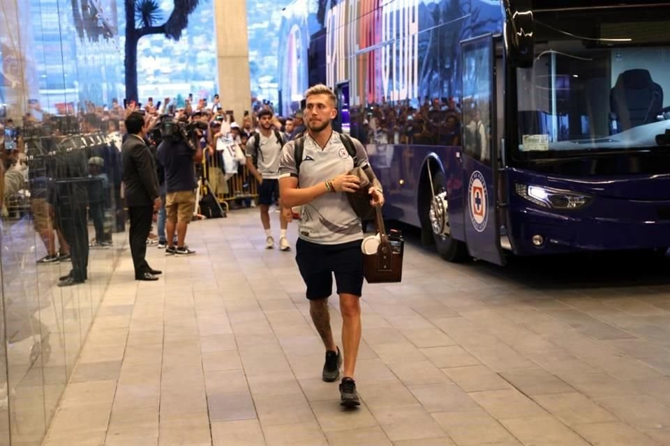 Más de 200 aficionados al Cruz Azul recibieron al equipo en Monterrey, para el duelo de ida de Semifinales ante Rayados.