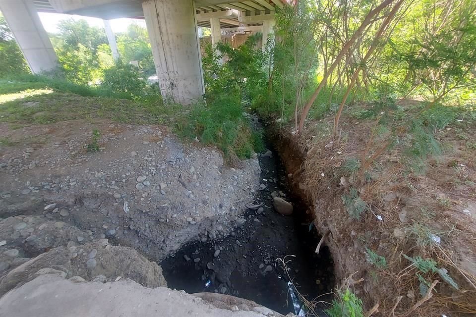 De un ducto ubicado en la margen norte del río, sale el agua residual hacia el Río La Silla.