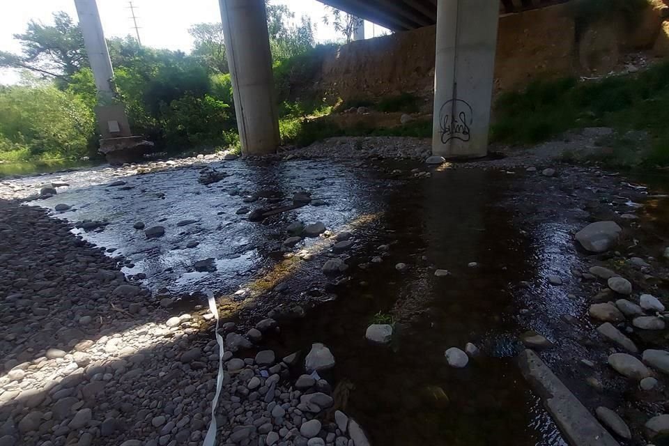 De un ducto ubicado en la margen norte del río, sale el agua residual hacia el Río La Silla.
