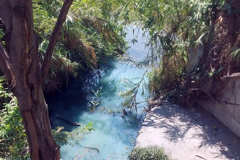 De un ducto ubicado en la margen norte del río, sale el agua residual hacia el Río La Silla.