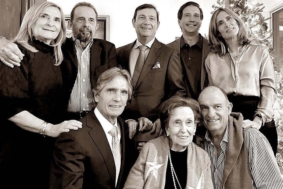 Maribel Durán Gomez, Luis Felipe Durán Gómez, Javier O. Durán Gómez, Juan Carlos Durán Gómez y Patricia Durán Gómez. Abajo: Pedro Luis Durán Gómez, Concha Gómez-Arnau de Durán y Andrés Durán Gómez
