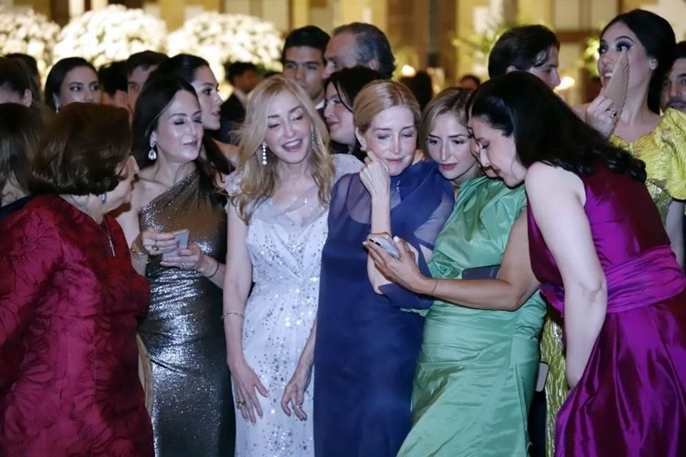 Magdalena Garza de Herrera, Karina Herrera, Bárbara Herrera, Balbina Herrera y Balbina Medina
