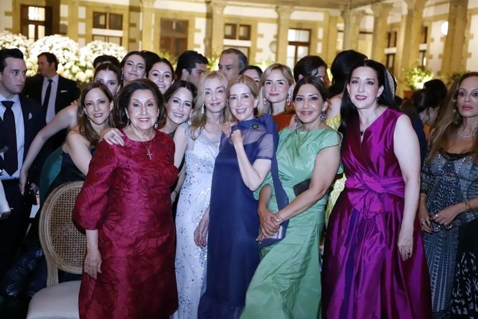 Lorenza Herrera, Magdalena Garza de Herrera, Karina Herrera, Bárbara Herrera, Balbina Herrera, Fernanda Herrera y María Magdalena Herrera de Calderón
