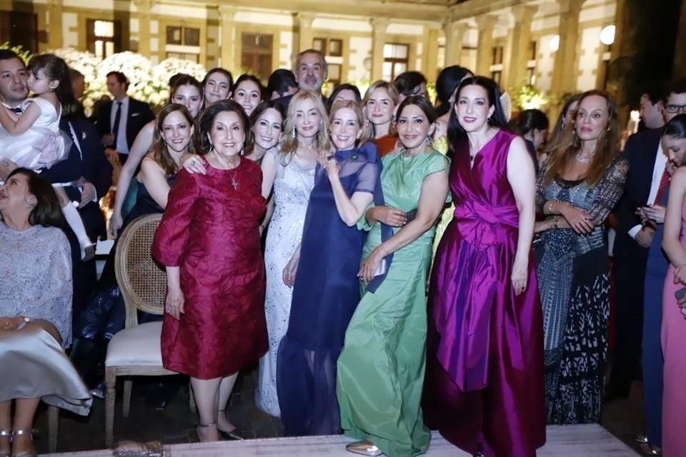 Lorenza Herrera, Magdalena Garza de Herrera, Karina Herrera, Bárbara Herrera, Balbina Herrera, Fernanda Herrera y María Magdalena Herrera de Calderón