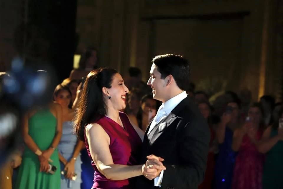 El novio en el vals con su mamá, María Magdalena Herrera de Calderón