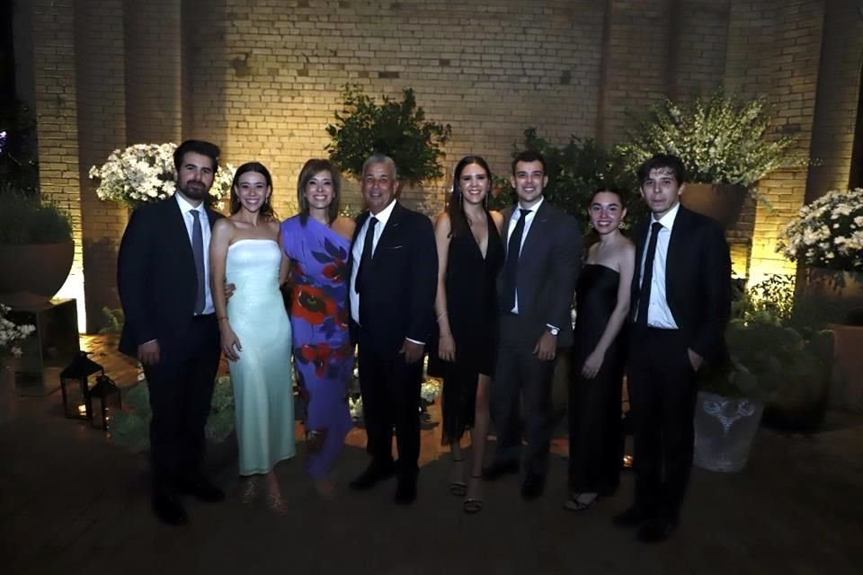 Adrián Cantú, Cecilia Llaguno, Cecilia Filizola, Álvaro Llaguno, Juliana Valdez, Álvaro Llaguno, Paola Gutiérrez y Marcelo Llaguno