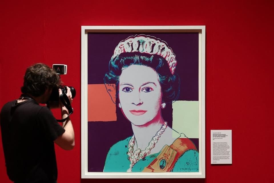 Entre las obras más destacadas figura una colorista serigrafía de 1985 de Isabel II, realizada por Warhol.