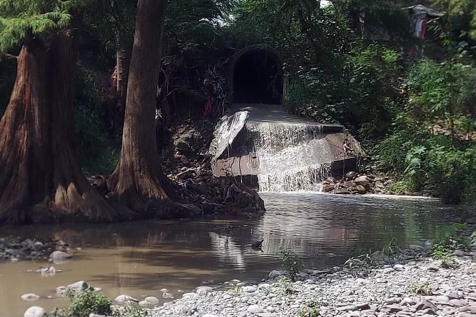 Una fuerte descarga de aguas negras contamina al Río La Silla, a la altura del sector de San Sebastián, en Guadalupe.