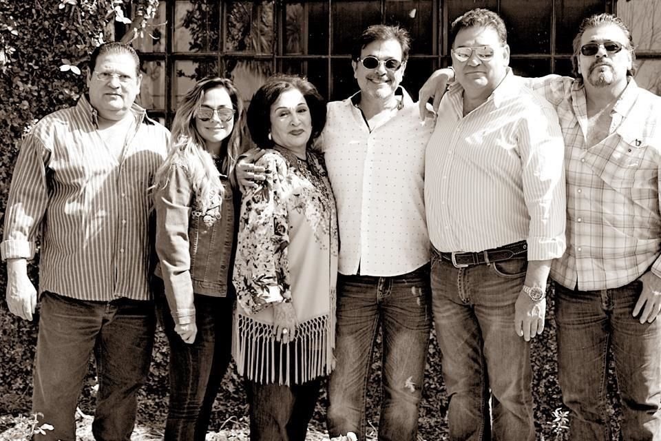 Alejandro y Analelí Benitta, Anita Cueva de Benitta, Alberto, Alfredo y Aldo Benitta durante un festejo en el 2017 en la quinta de la familia en Hidalgo, Nuevo León.