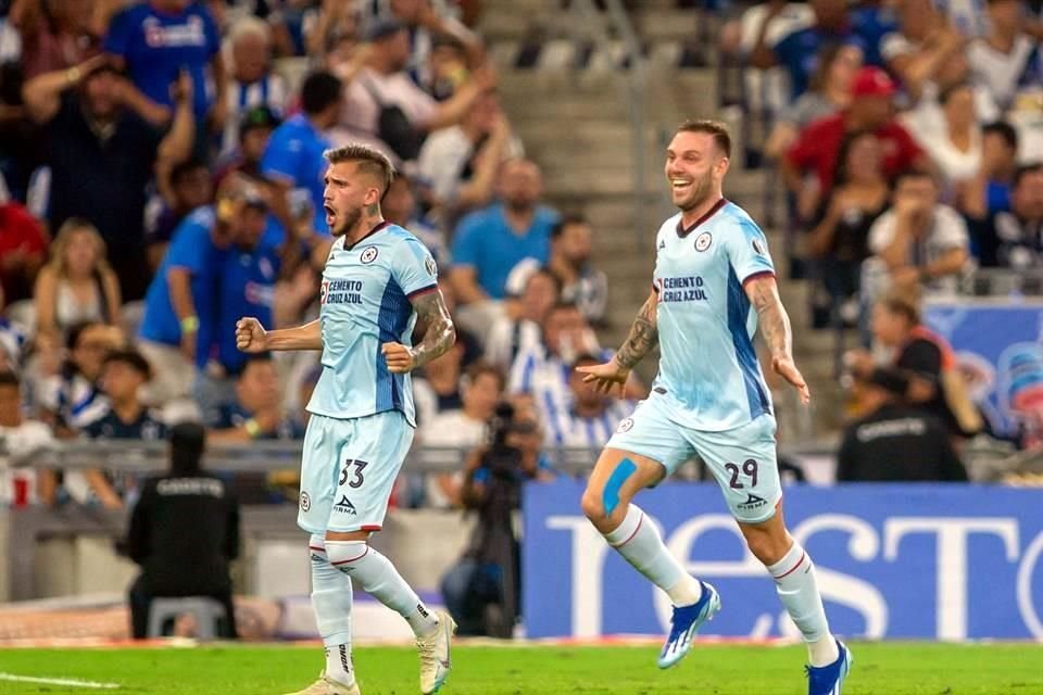 Gonzalo Piovi y Carlos Rotondi celebran un gol