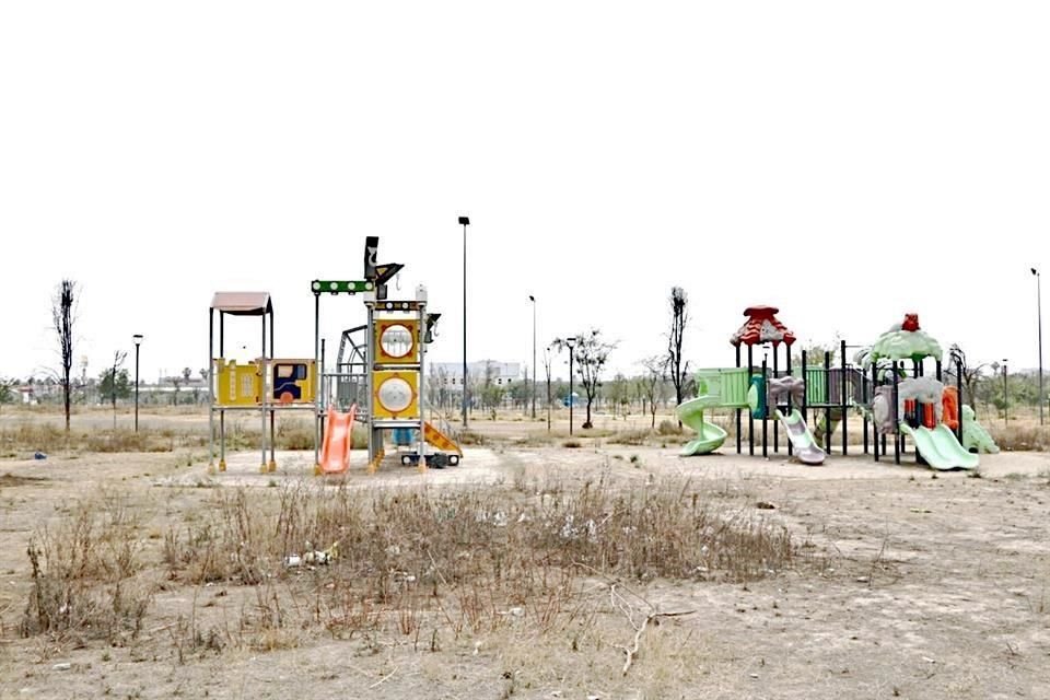 Con juegos infantiles abandonados y un terreno prácticamente seco se encuentra el Parque Libertad.