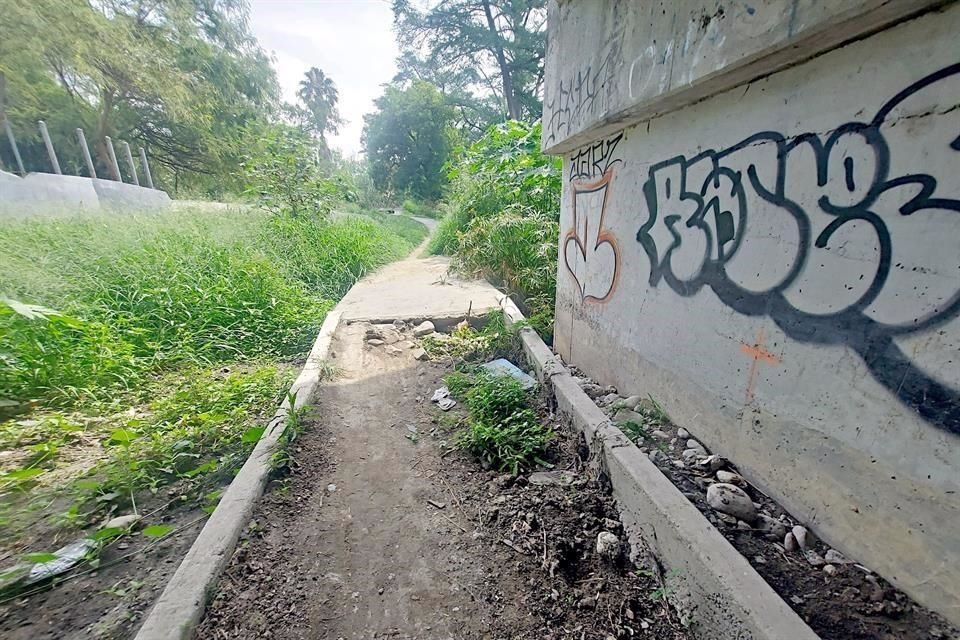 Espacios peatonales en malas condiciones son frecuentes en esta zona del Parque La Silla.