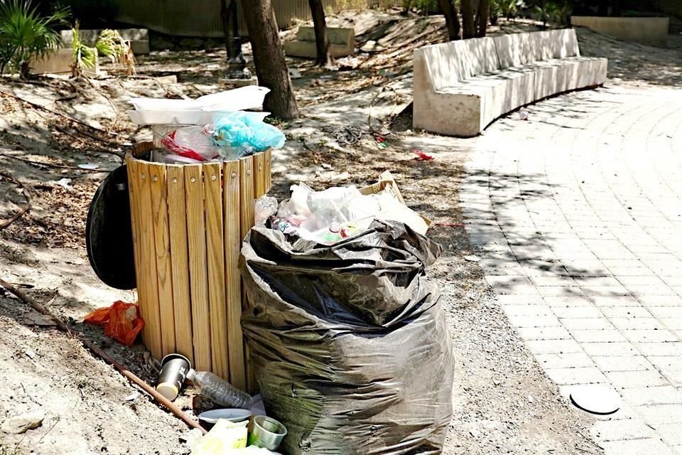 La basura se acumula en el Parque Ciudadano, pese a que está ubicado en pleno centro de la Ciudad.