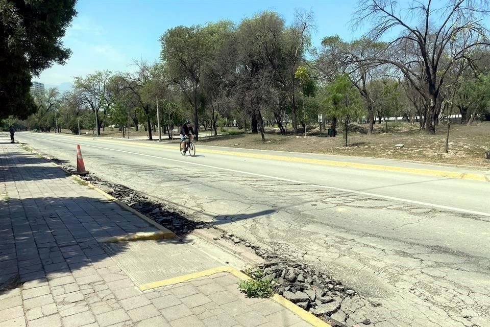 Falta de árboles y malas condiciones de los caminos han alejado a los regios de esta plaza en el Parque Niños Héroes.