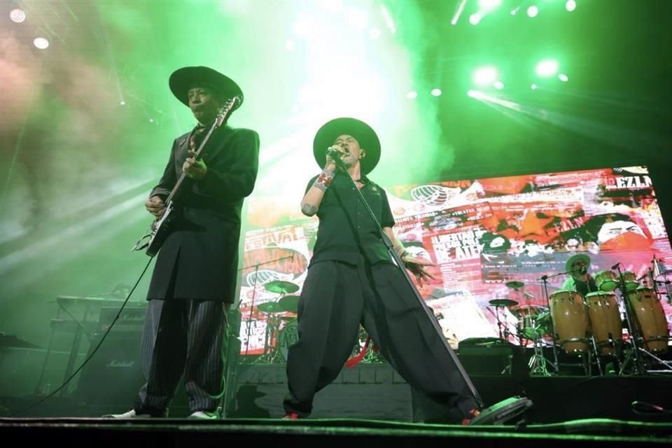 Éxitos como 'Bailando', 'Quinto Patio Ska' y 'Lo Pasado, Pasado' de Maldita Vecindad retumbaron durante el concierto.