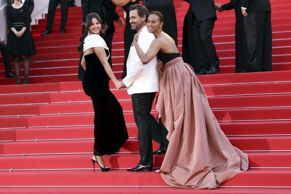 Selena Gomez, Edgar Ramirez y Zoe Saldaña posan en la alfombra roja.