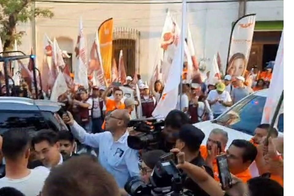 Cierres viales se registran en la calle 5 de mayo desde Dr. Coss hasta Platón Sánchez, tramo que es custodiado por al menos tres unidades de Movilidad de Monterrey.
