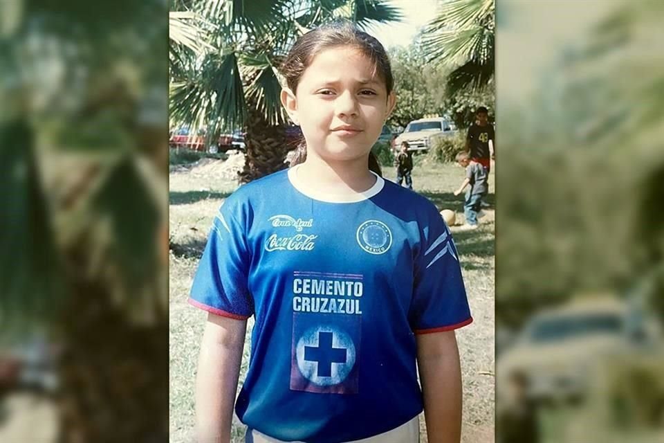 A los 7 años Rebeca inició en la Escuela de Futbol Cruz Azul Madero, en Tampico.