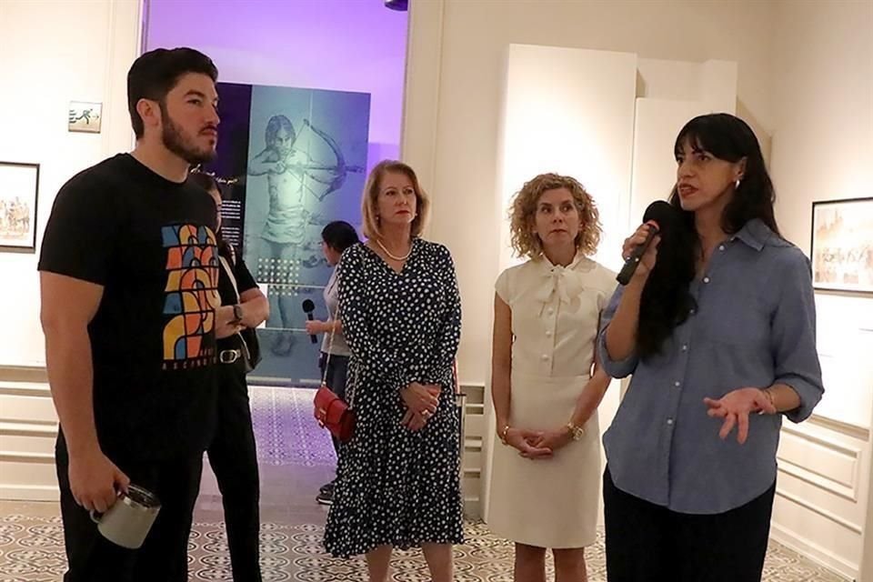 Adriana Gallegos, directora de 3Museos. explica la exposición al Gobernador Samuel García e invitadas.